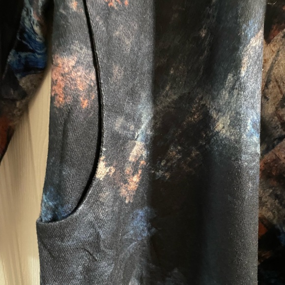 Avenue NWT women’s plus size 26/28 long sleeve top with shark bite hem - Picture 4 of 5